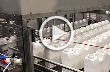 accumulation conveyor with pneumatic sweep arm